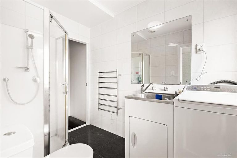 Photo of property in 1 Chatsworth Crescent, Pakuranga Heights, Auckland, 2010