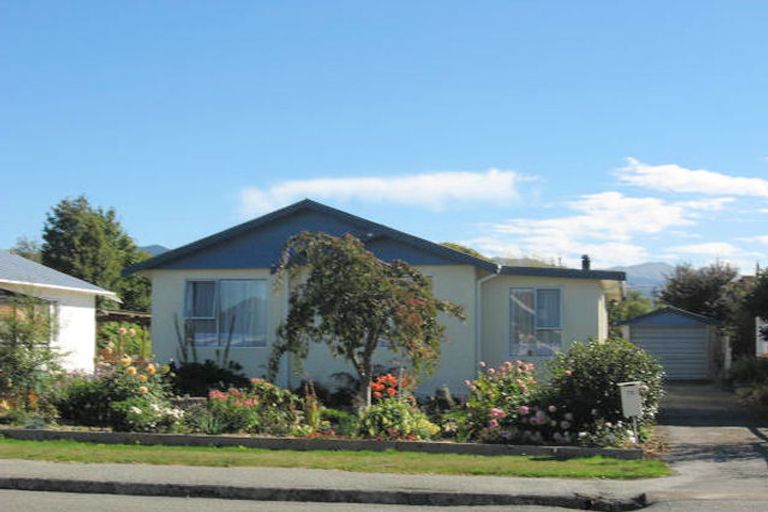 Photo of property in 70 Rhodes Street, Waimate, 7924