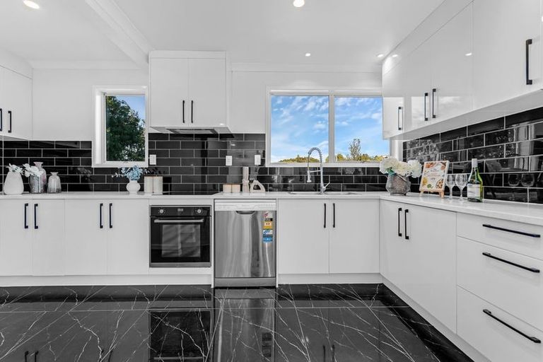 Photo of property in 20 Finn Place, Totara Vale, Auckland, 0629