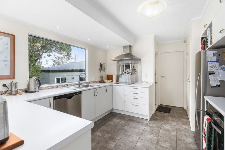 Photo of property in 11 John Witton Drive, Crofton Downs, Wellington, 6035