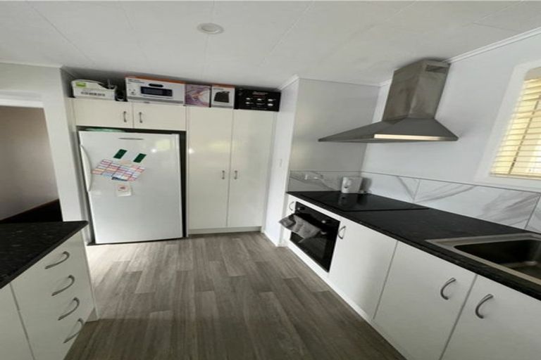 Photo of property in 11 Innes Way, Newlands, Wellington, 6037