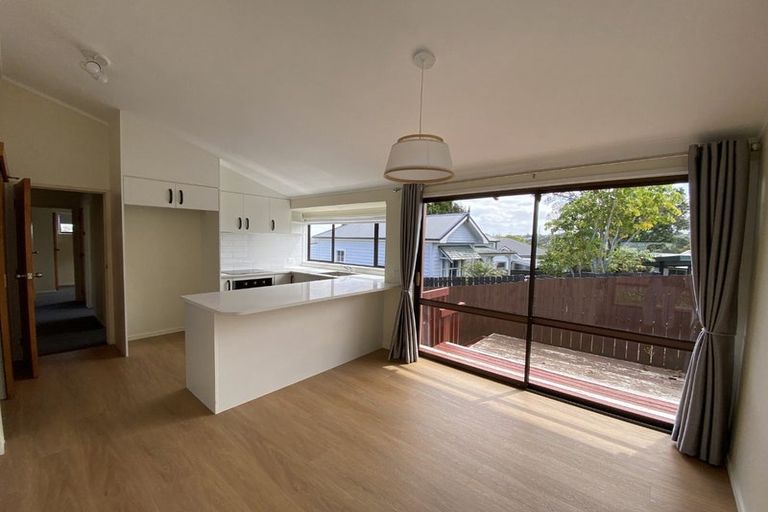 Photo of property in 1/6 Clare Place, Glenfield, Auckland, 0629