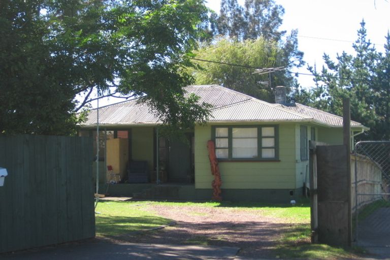 Photo of property in 6 Kaponga Crescent, New Lynn, Auckland, 0600