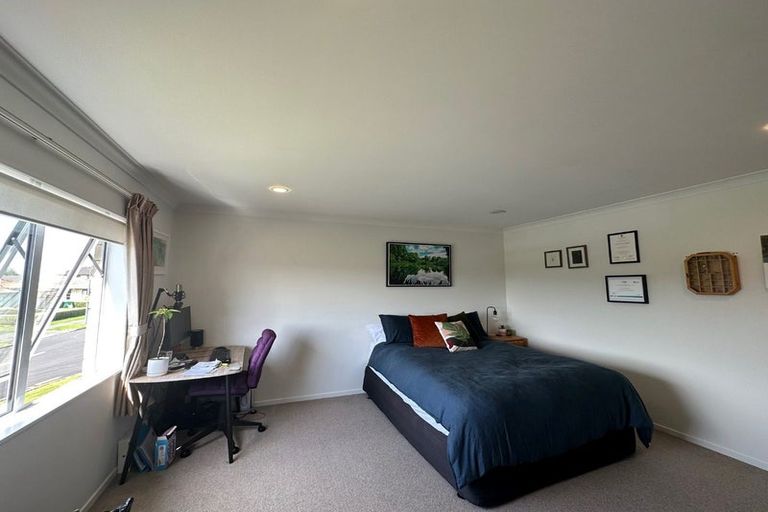 Photo of property in 1 Iwinuku Crescent, Wattle Downs, Auckland, 2103