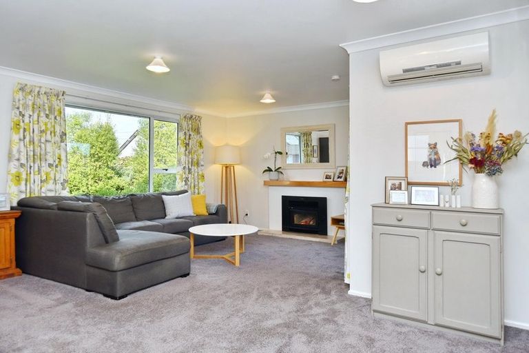 Photo of property in 11 Hannah Place, Redwood, Christchurch, 8051