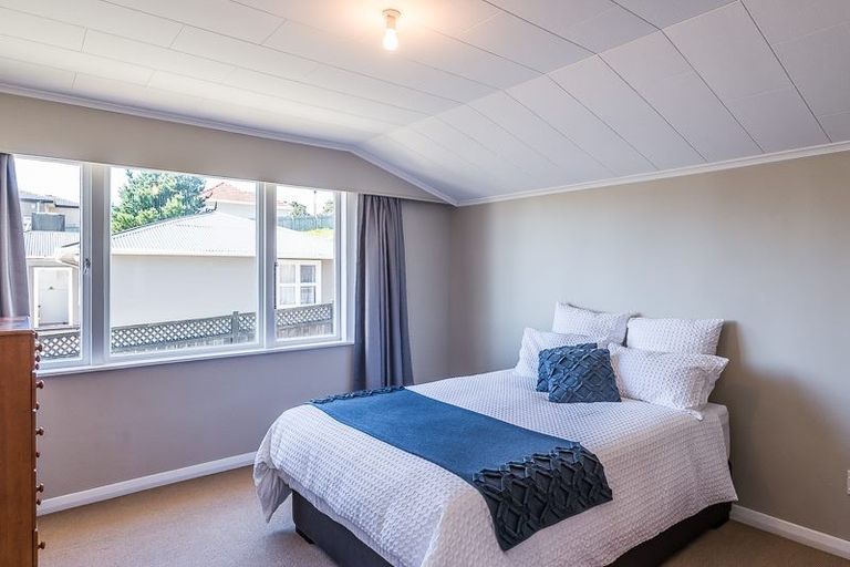 Photo of property in 36 Horokiwi Road West, Newlands, Wellington, 6037