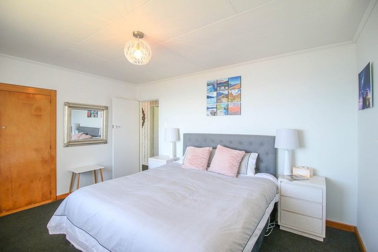 Photo of property in 82 Marine Parade, Bluff, 9814