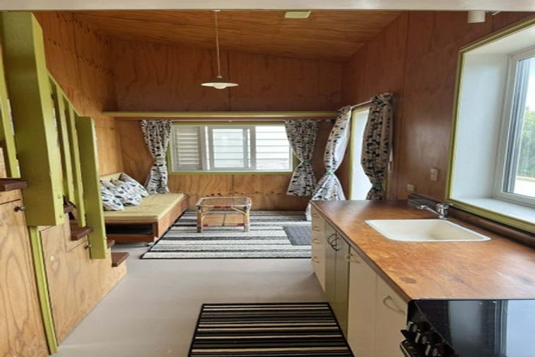 Photo of property in 51 Onewa Road, Northcote, Auckland, 0627