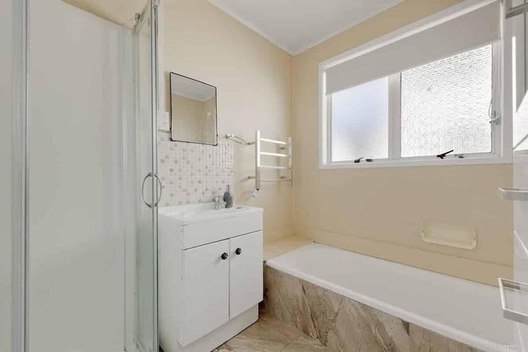 Photo of property in 21 Frobisher Way, Clendon Park, Auckland, 2103