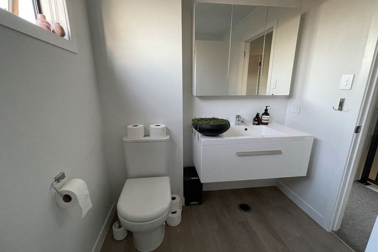 Photo of property in 2f Tramway Road, Beach Haven, Auckland, 0626