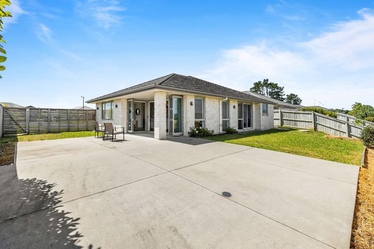 Photo of property in 14 Hooton Drive, Kumeu, 0810