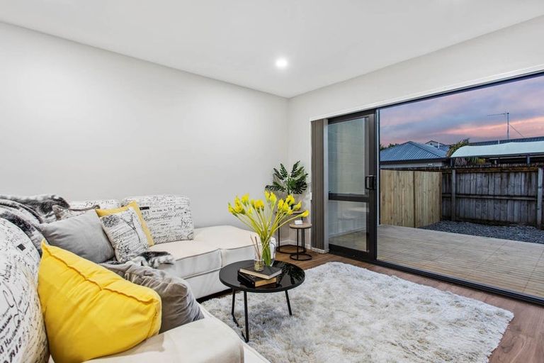 Photo of property in 13 Millcroft Lane, Ranui, Auckland, 0612