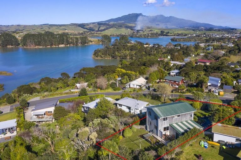 Photo of property in 4 Robertson Street, Raglan, 3225