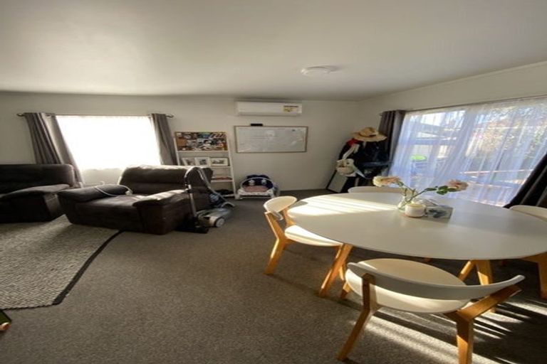 Photo of property in 2/388 Te Atatu Road, Te Atatu Peninsula, Auckland, 0610