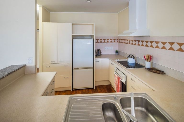 Photo of property in 17 Kent Terrace - Kent Apartments, 7e/16 Kent Terrace, Mount Victoria, Wellington, 6011
