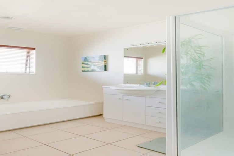 Photo of property in 2/310 Wairau Road, Glenfield, Auckland, 0629