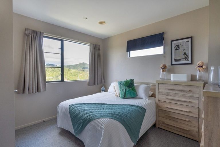 Photo of property in 5 Kaweka Close, Aotea, Porirua, 5024