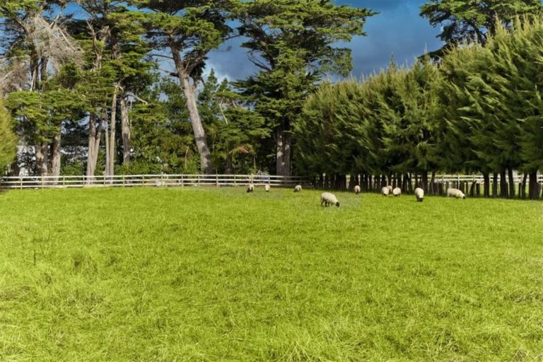 Photo of property in 132 Taupaki Road, Taupaki, Henderson, 0782