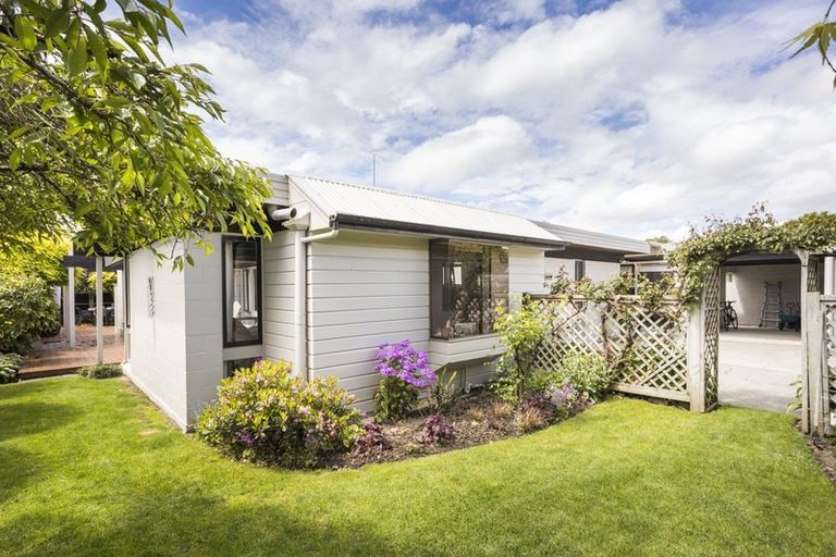 Photo of property in 11 Chilton Grove, Hokowhitu, Palmerston North, 4410