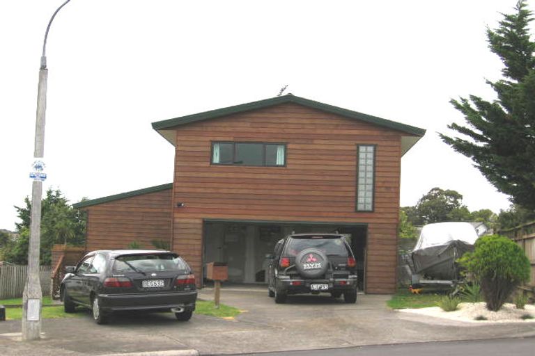 Photo of property in 19 Altair Place, Windsor Park, Auckland, 0632