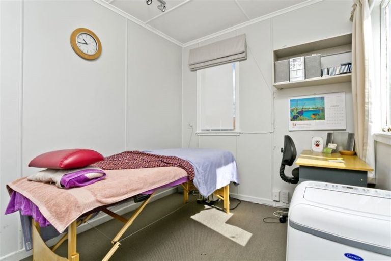 Photo of property in 2/61 Shakespeare Road, Milford, Auckland, 0620