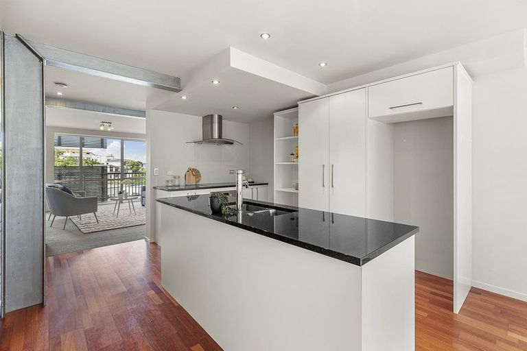 Photo of property in 1/142 Onslow Road, Khandallah, Wellington, 6035