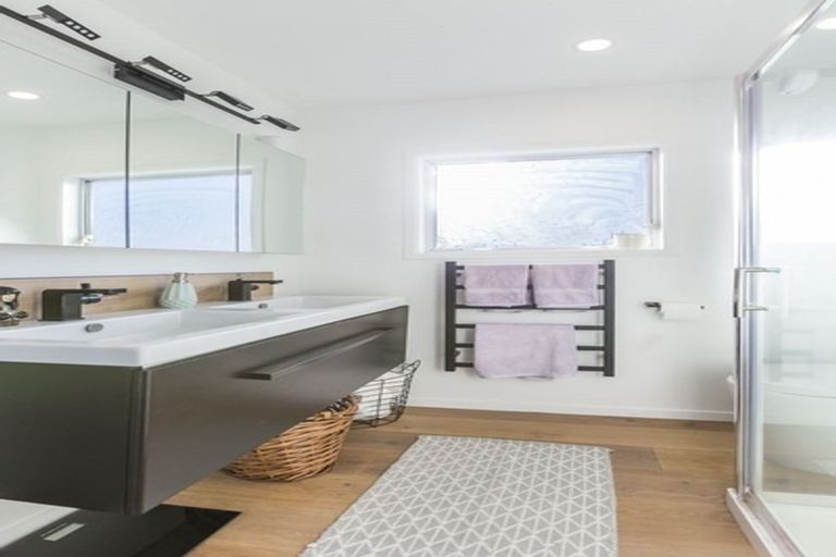 Photo of property in 2/49 Tramway Road, Beach Haven, Auckland, 0626