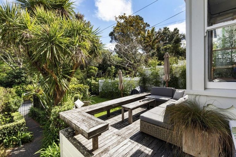 Photo of property in 43 Grove Road, Kelburn, Wellington, 6012