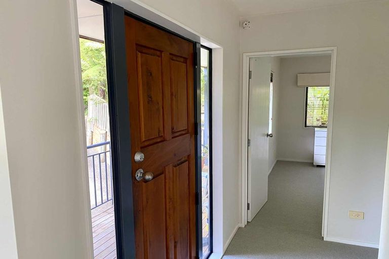 Photo of property in 13 Springwater Vale, Unsworth Heights, Auckland, 0632