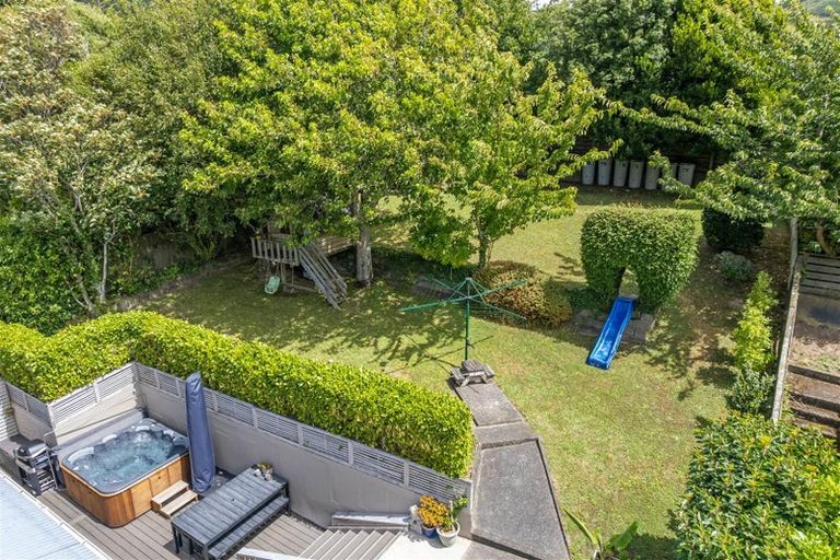 Photo of property in 76 Redwood Avenue, Tawa, Wellington, 5028