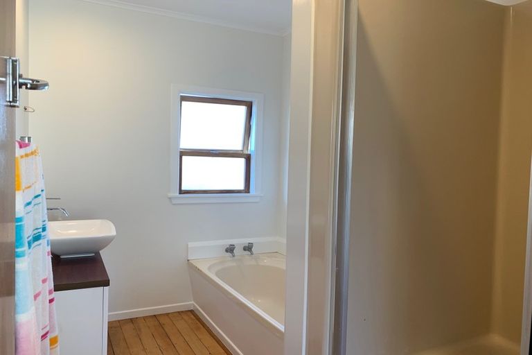 Photo of property in 31 Eastglen Road, Glen Eden, Auckland, 0602