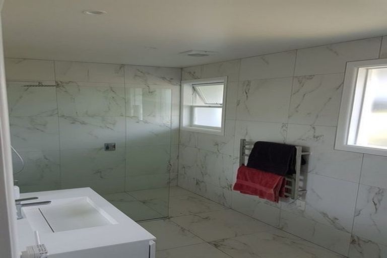 Photo of property in 2/61 Forrest Hill Road, Milford, Auckland, 0620