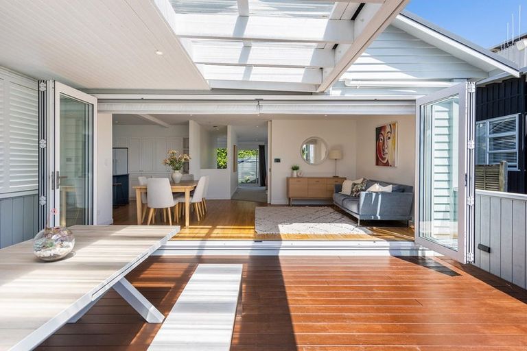 Photo of property in 68 St Michaels Avenue, Point Chevalier, Auckland, 1022