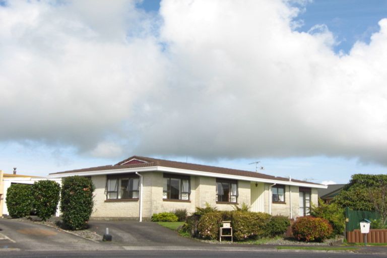 Photo of property in 6 Pokaka Place, Inglewood, 4330