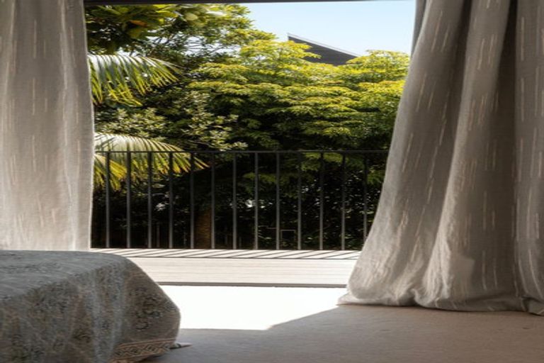 Photo of property in 1/60 Milford Road, Milford, Auckland, 0620