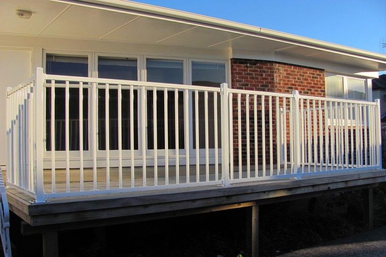 Photo of property in 2/124 Te Atatu Road, Te Atatu South, Auckland, 0610