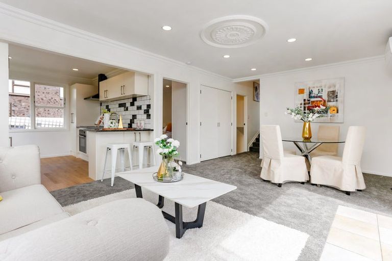 Photo of property in 2/4202a Great North Road, Glendene, Auckland, 0602