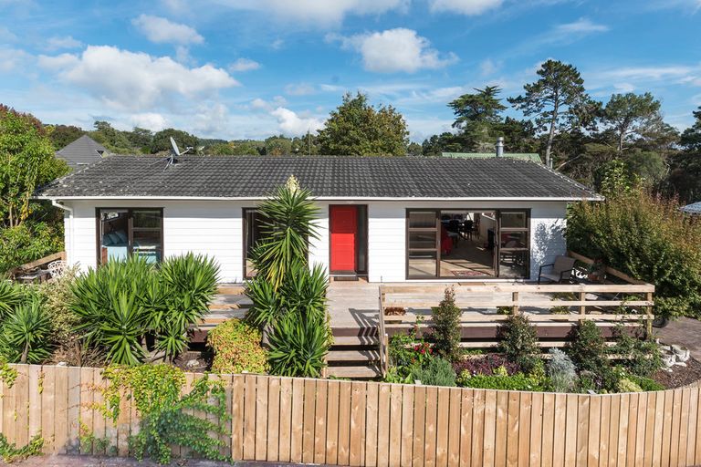 Photo of property in 40 Pokapu Street, Titirangi, Auckland, 0600