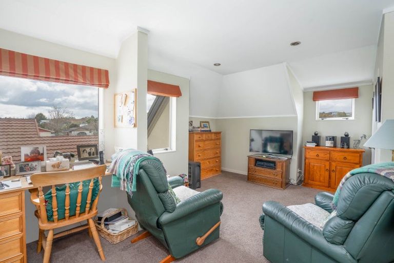 Photo of property in 2/12 Gradwell Place, Two Mile Bay, Taupo, 3330