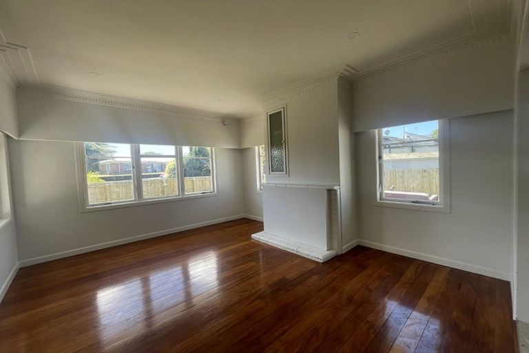 Photo of property in 22 Coles Crescent, Papakura, 2110