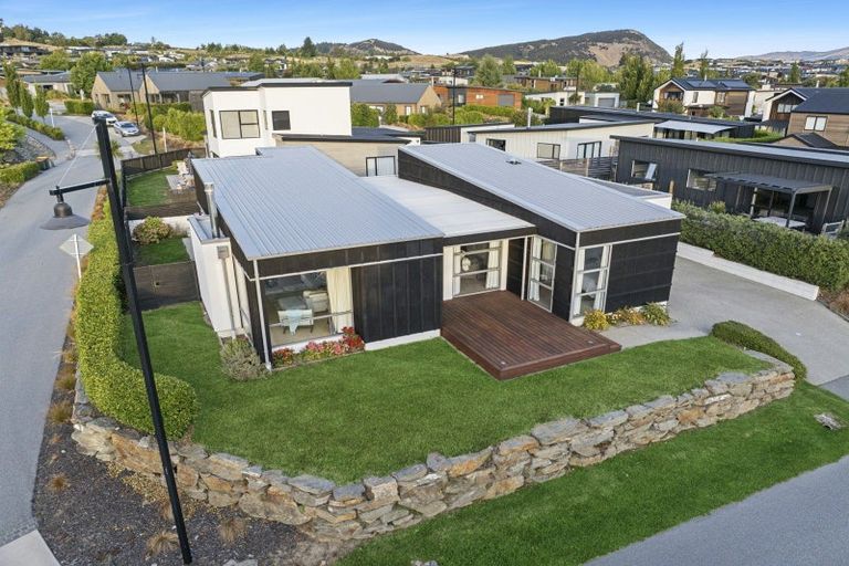 Photo of property in 8 Kapuka Lane, Wanaka, 9305