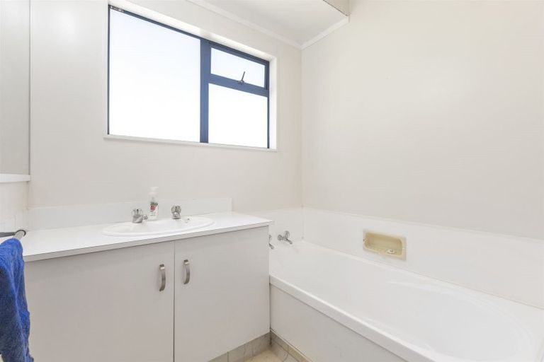 Photo of property in 11 Checketts Place, Papamoa Beach, Papamoa, 3118