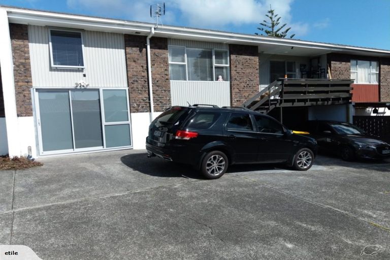 Photo of property in 2/4210a Great North Road, Glendene, Auckland, 0602