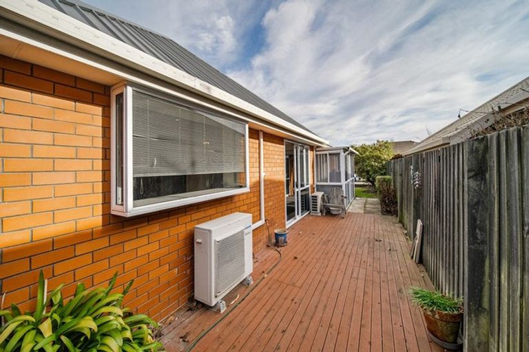 Photo of property in 2/52a Berkshire Drive, Avonhead, Christchurch, 8042
