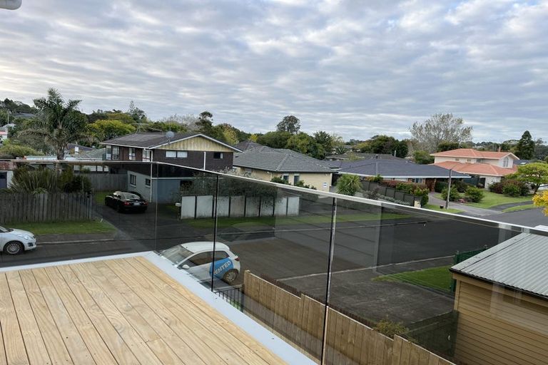Photo of property in 1c Taupiko Place, Green Bay, Auckland, 0604
