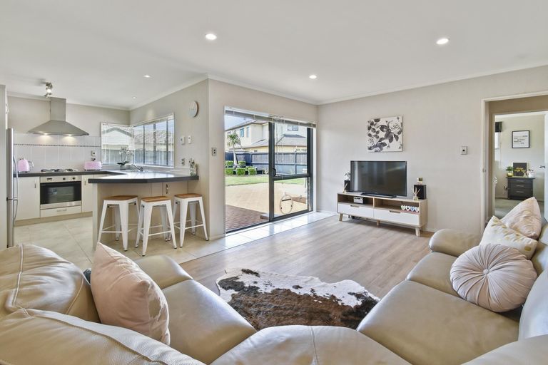 Photo of property in 17 Belfry Place, Wattle Downs, Auckland, 2103