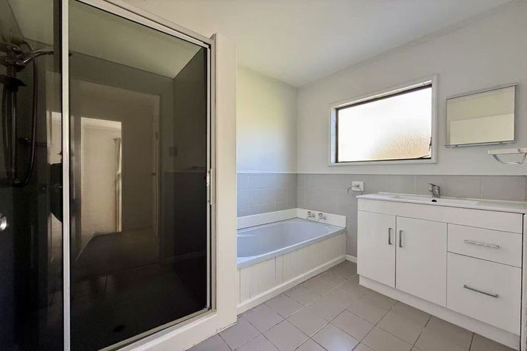 Photo of property in 33 Lagoon Way, West Harbour, Auckland, 0618