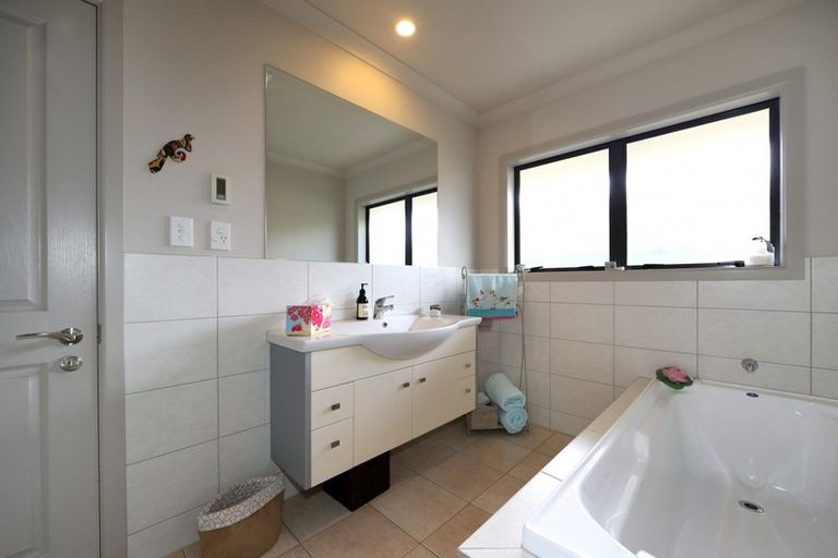 Photo of property in 15 Delta Mews Place, Clive, 4102