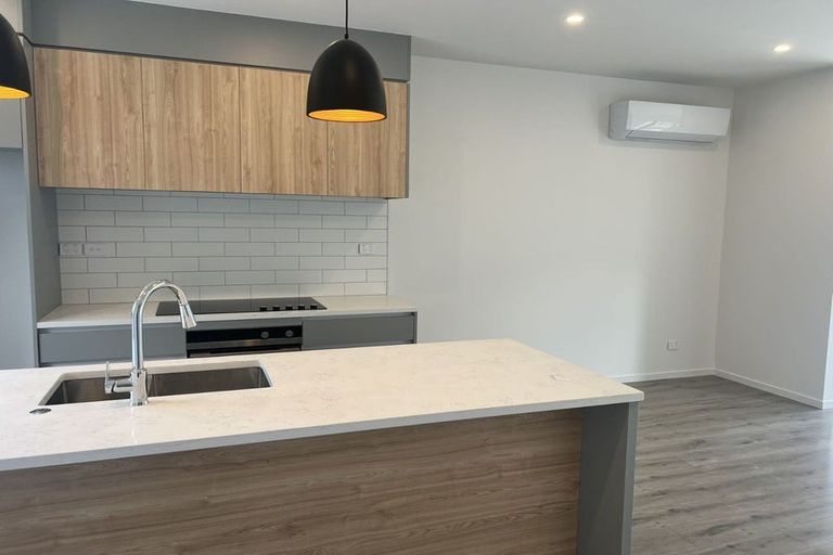 Photo of property in 5/105 Hobsonville Road, West Harbour, Auckland, 0618