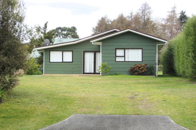Photo of property in 18 Irwin Place, Kinloch, Taupo, 3377